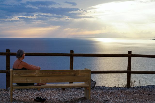 A sunset portrait session on Cerro Gordo, La Herradura — frame 3 of 6