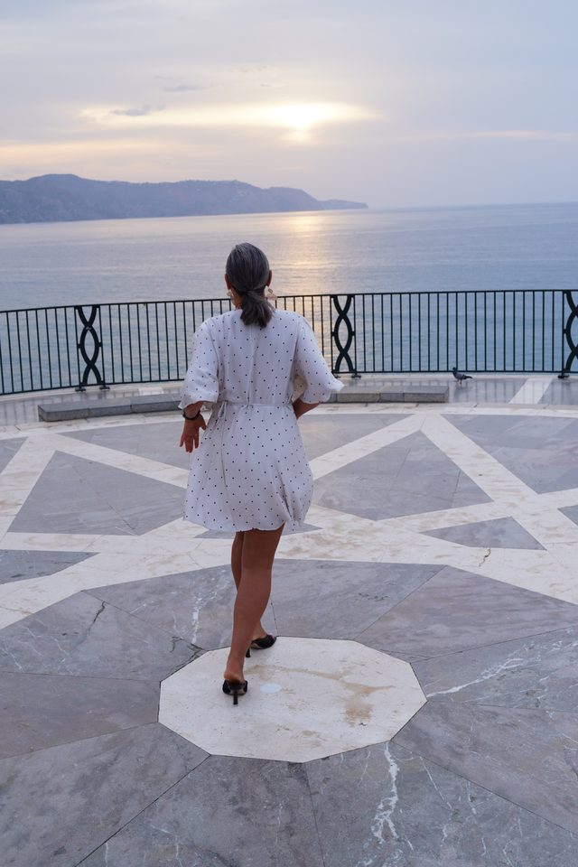 Un giro al amanecer en el Balcón de Europa, Nerja — fotograma 15 de 18