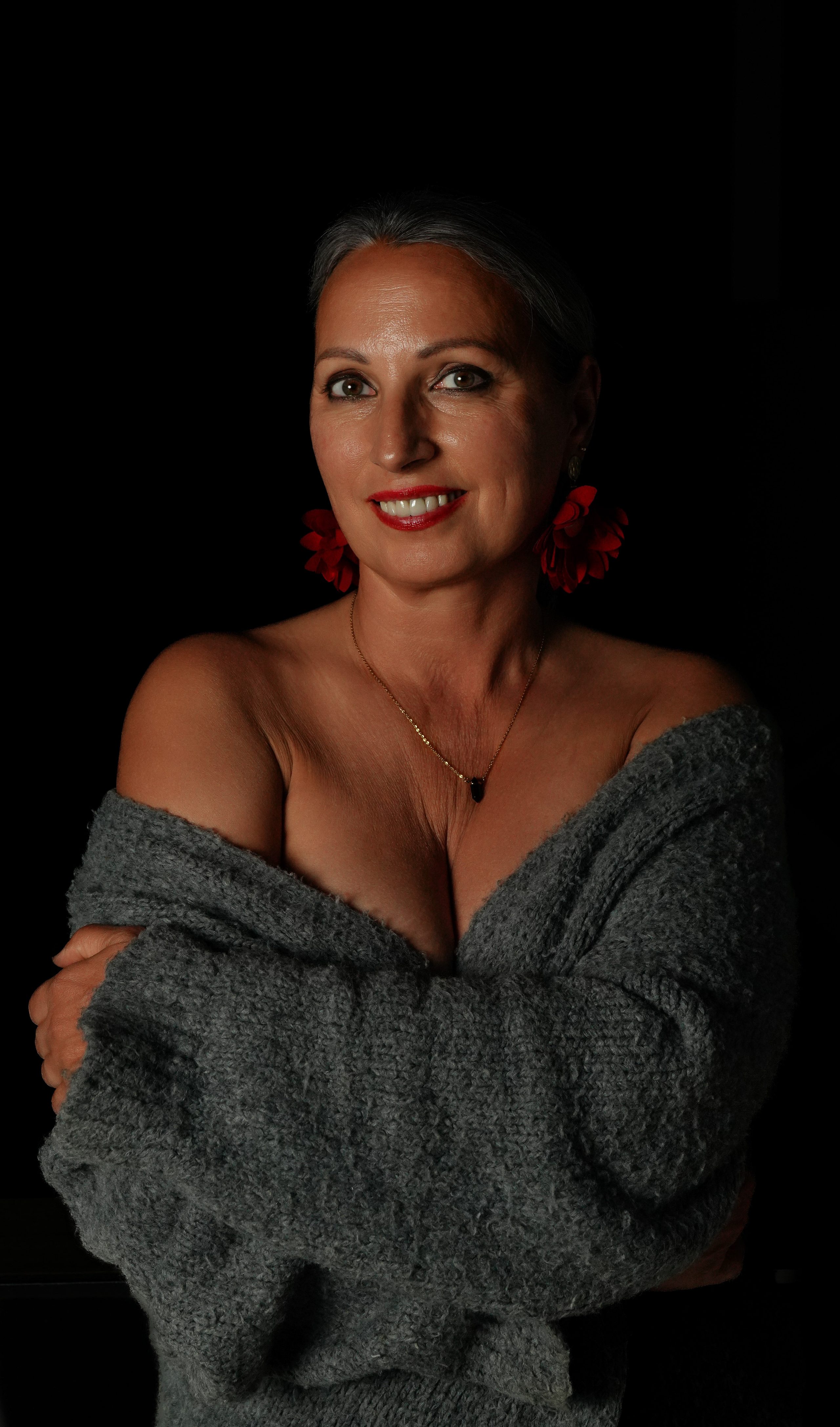 Portret w niskim kluczu kobiety w szarym swetrze — La Herradura