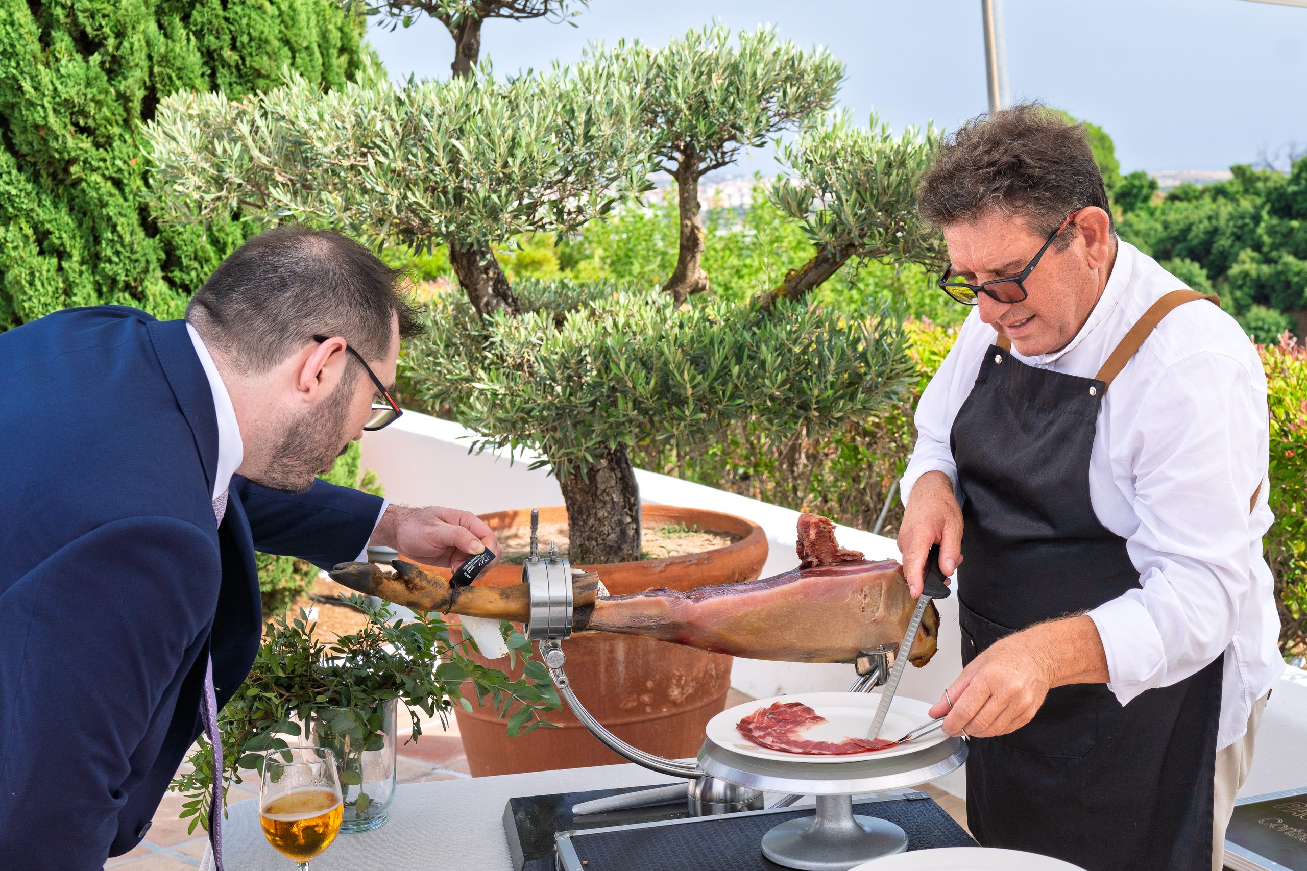 Cortador de jamón sirviendo a un invitado en el banquete — Cortijo Bravo, Vélez-Málaga