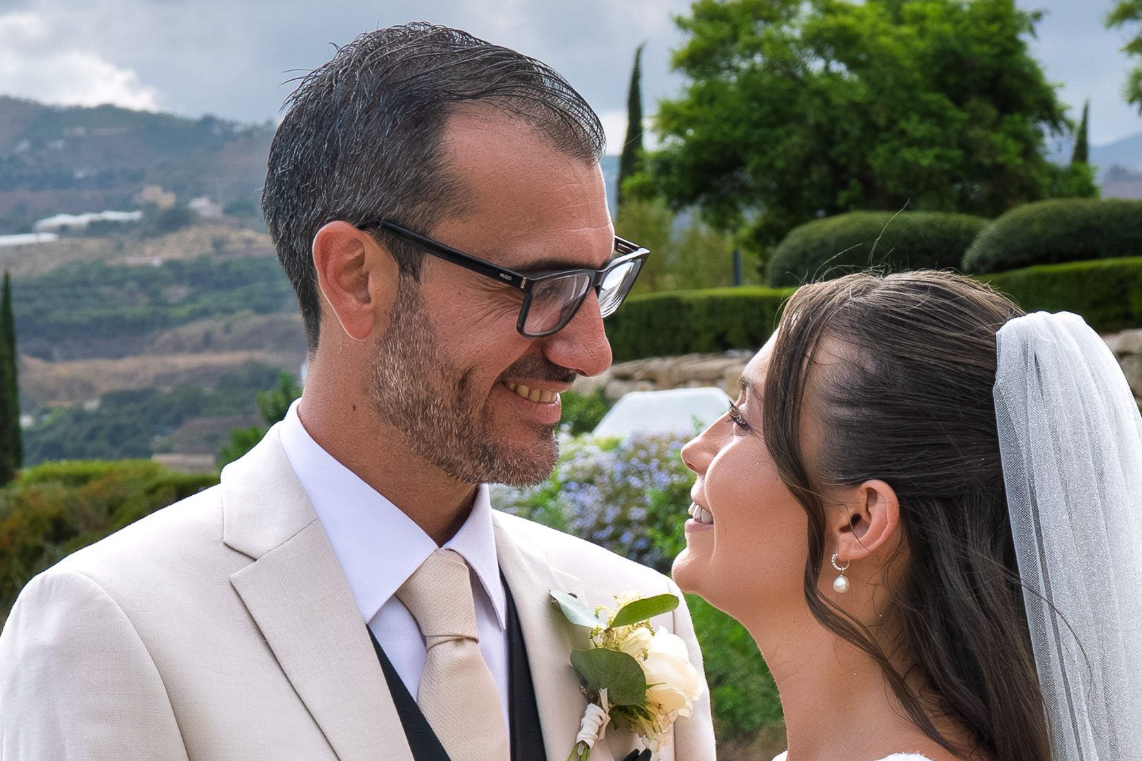Państwo młodzi uśmiechają się do siebie na tle wzgórz — Cortijo Bravo, Vélez-Málaga