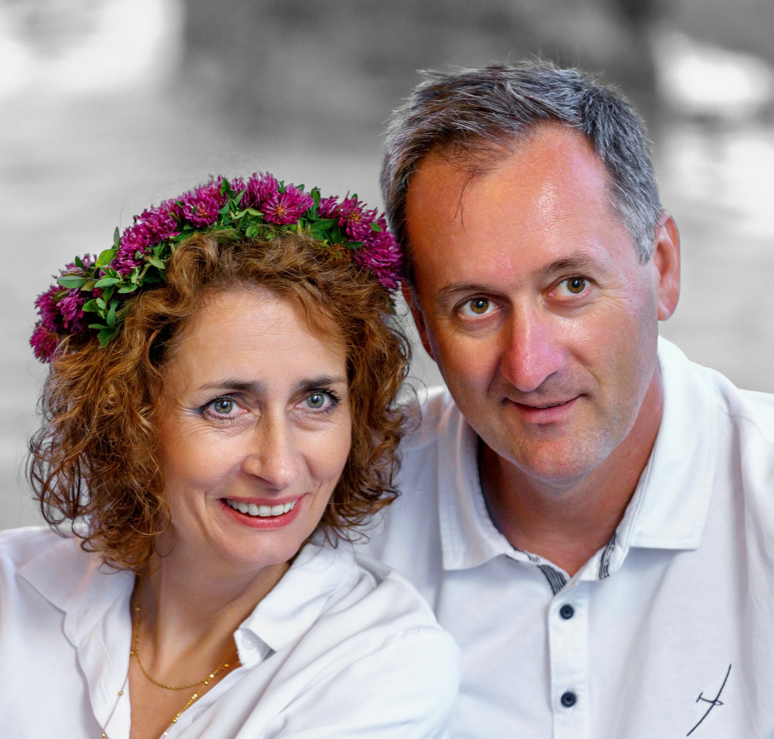 Femme souriante couronnée de fleurs à côté de son compagnon
