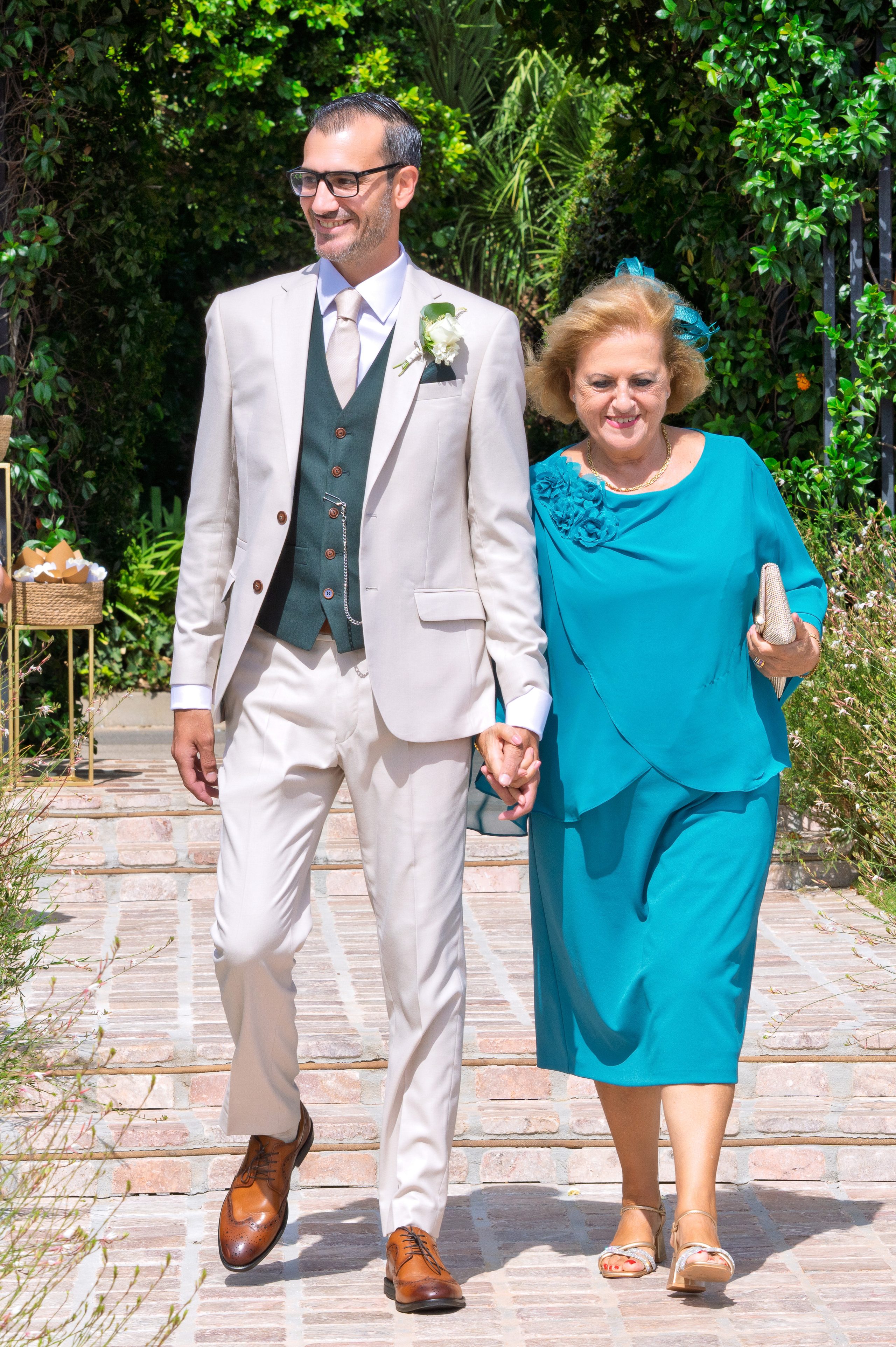 Le marié accompagne sa mère dans l'allée du jardin — Cortijo Bravo, Vélez-Málaga