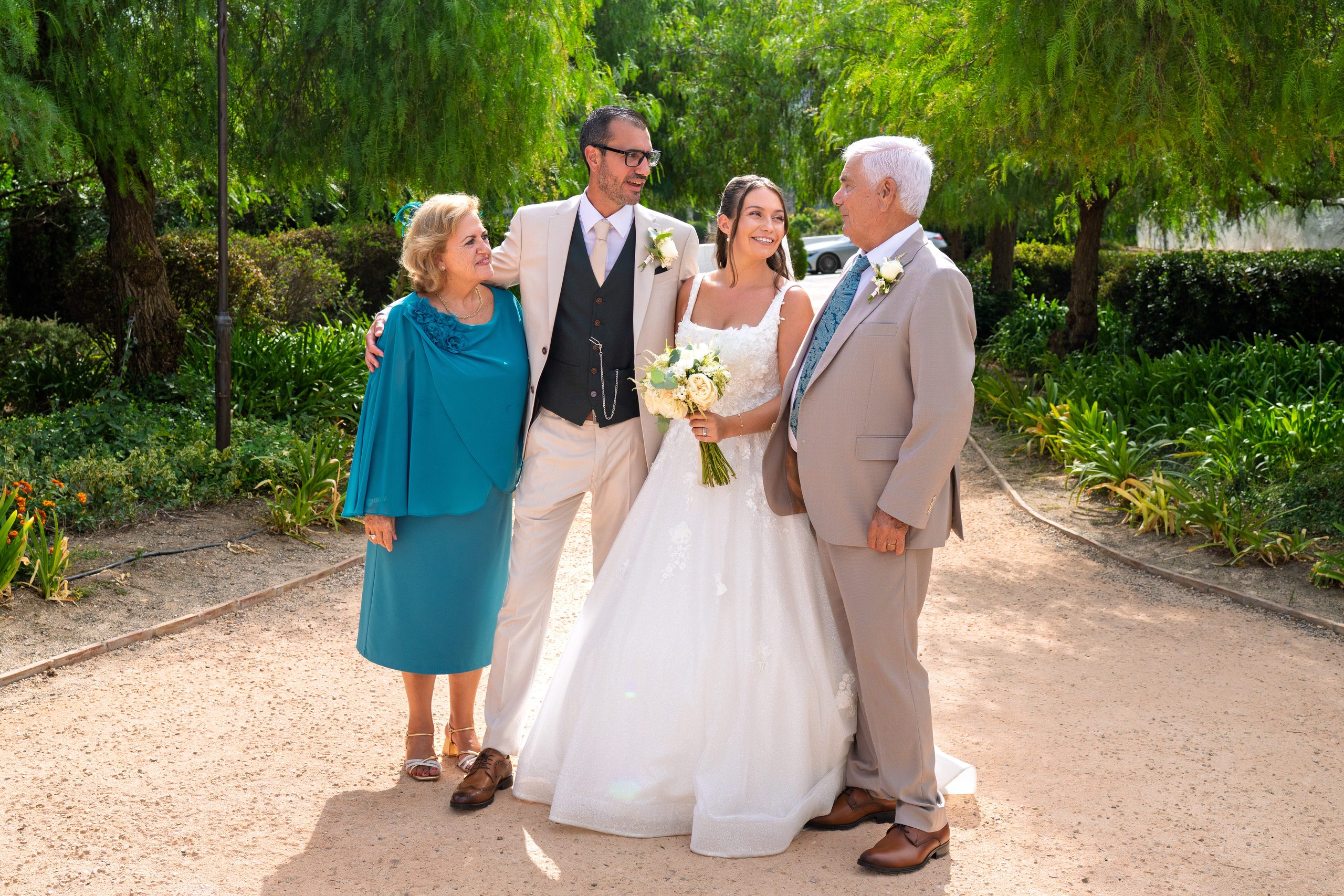 Los novios con los padres del novio en un camino a la sombra — Cortijo Bravo, Vélez-Málaga