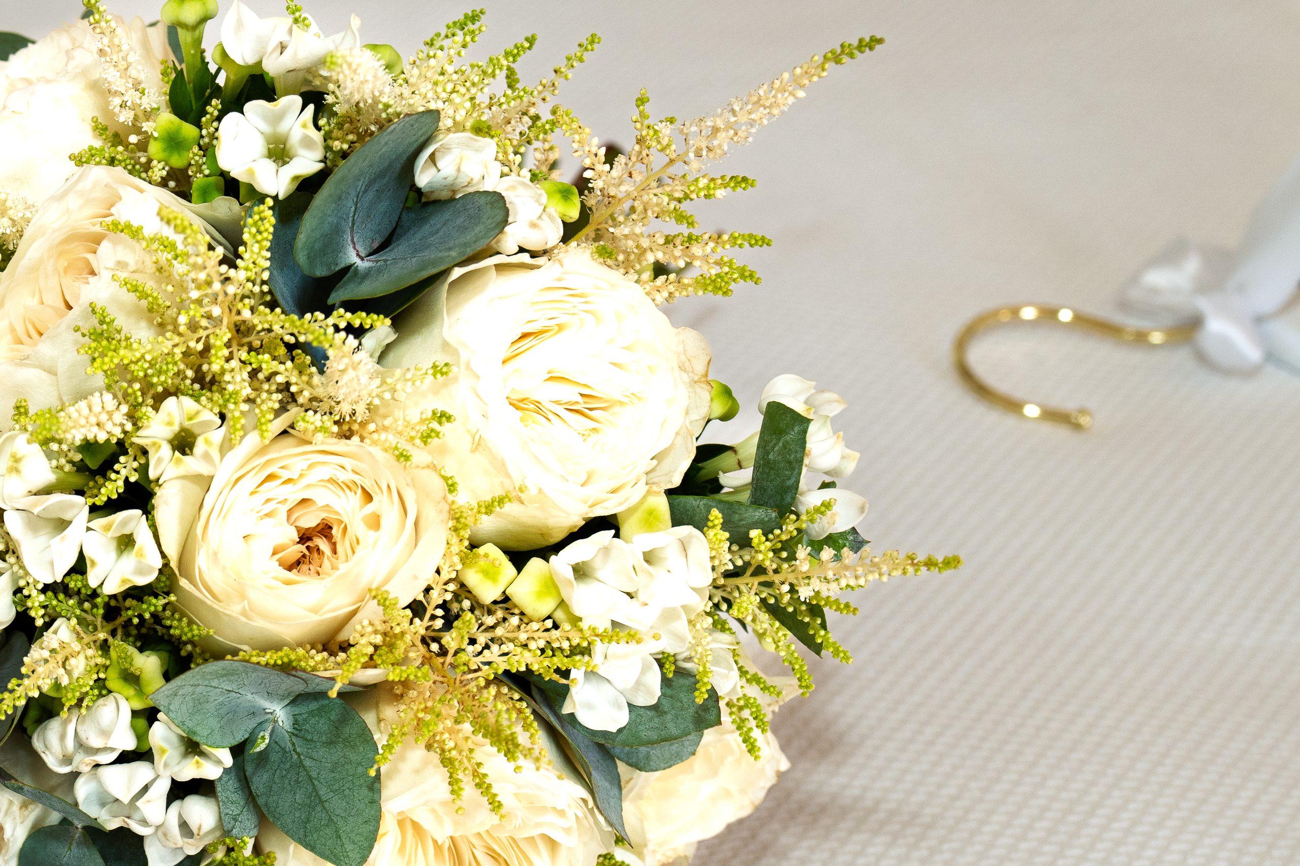 Ramo de novia de rosas blancas junto al anillo de boda — Cortijo Bravo, Vélez-Málaga