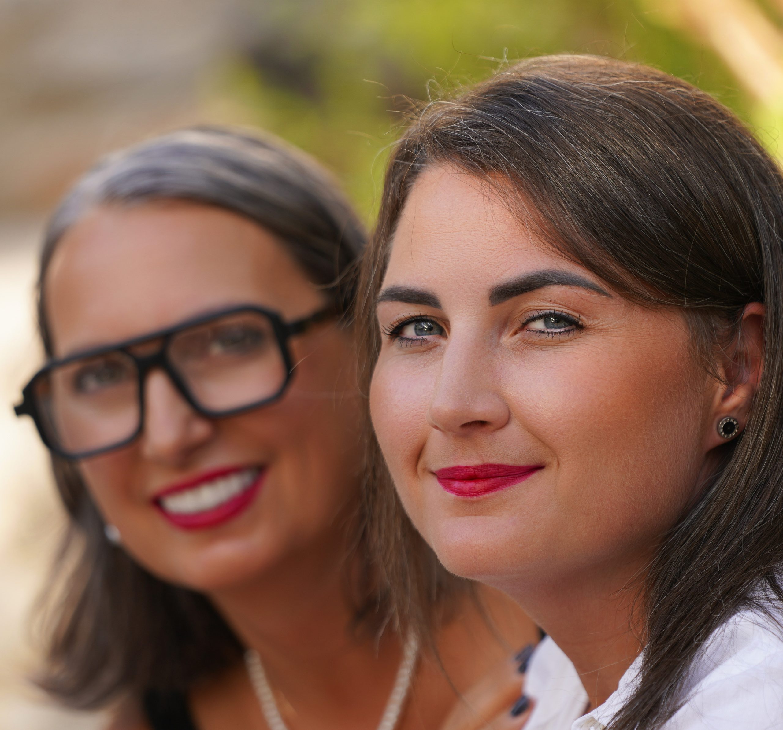 Bliski portret dwóch uśmiechniętych kobiet, jedna w okularach — Ermita, Marina del Este