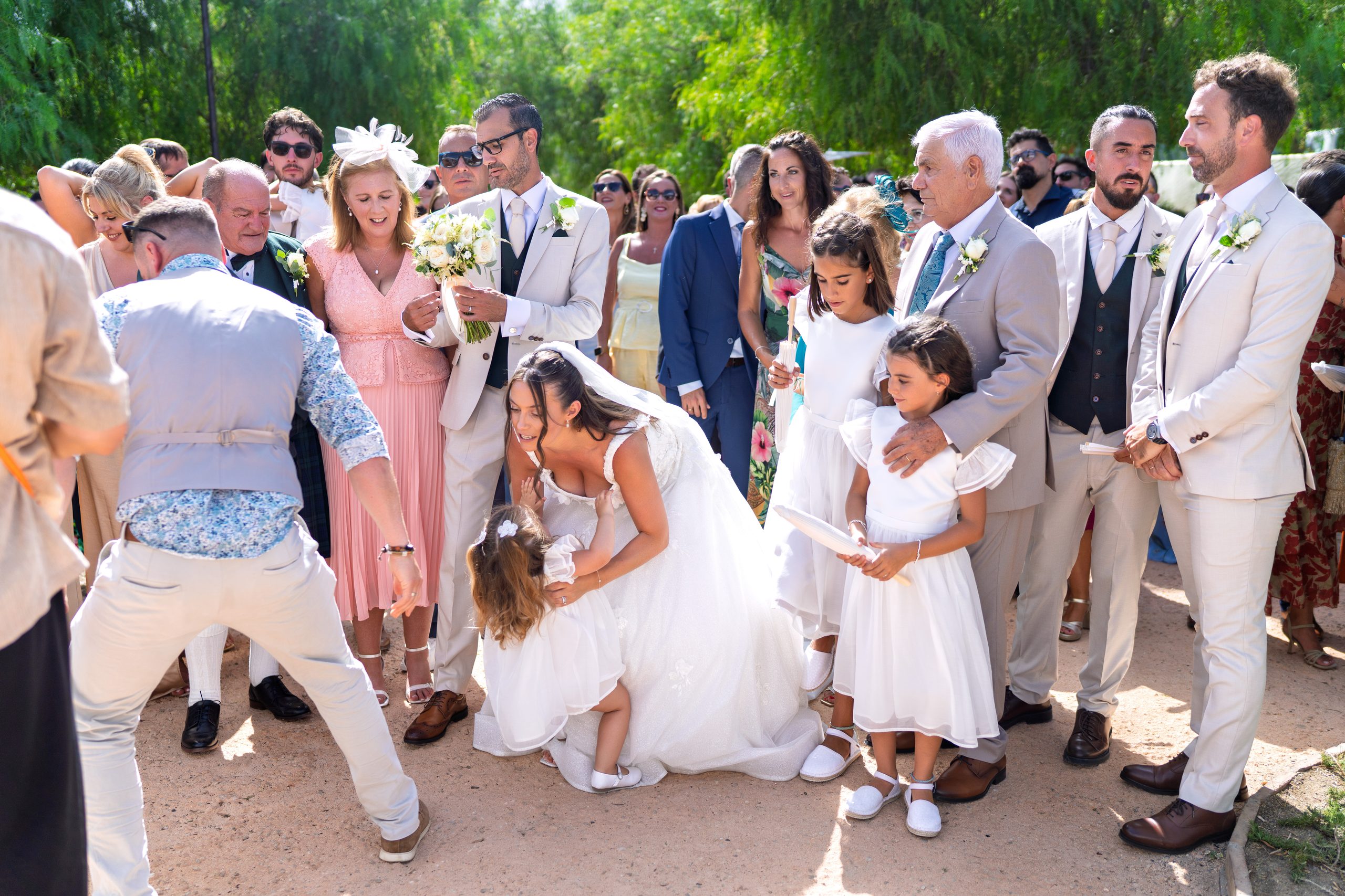Grupo de boda reunido tras la ceremonia, la novia se agacha hacia su hija — Cortijo Bravo, Vélez-Málaga
