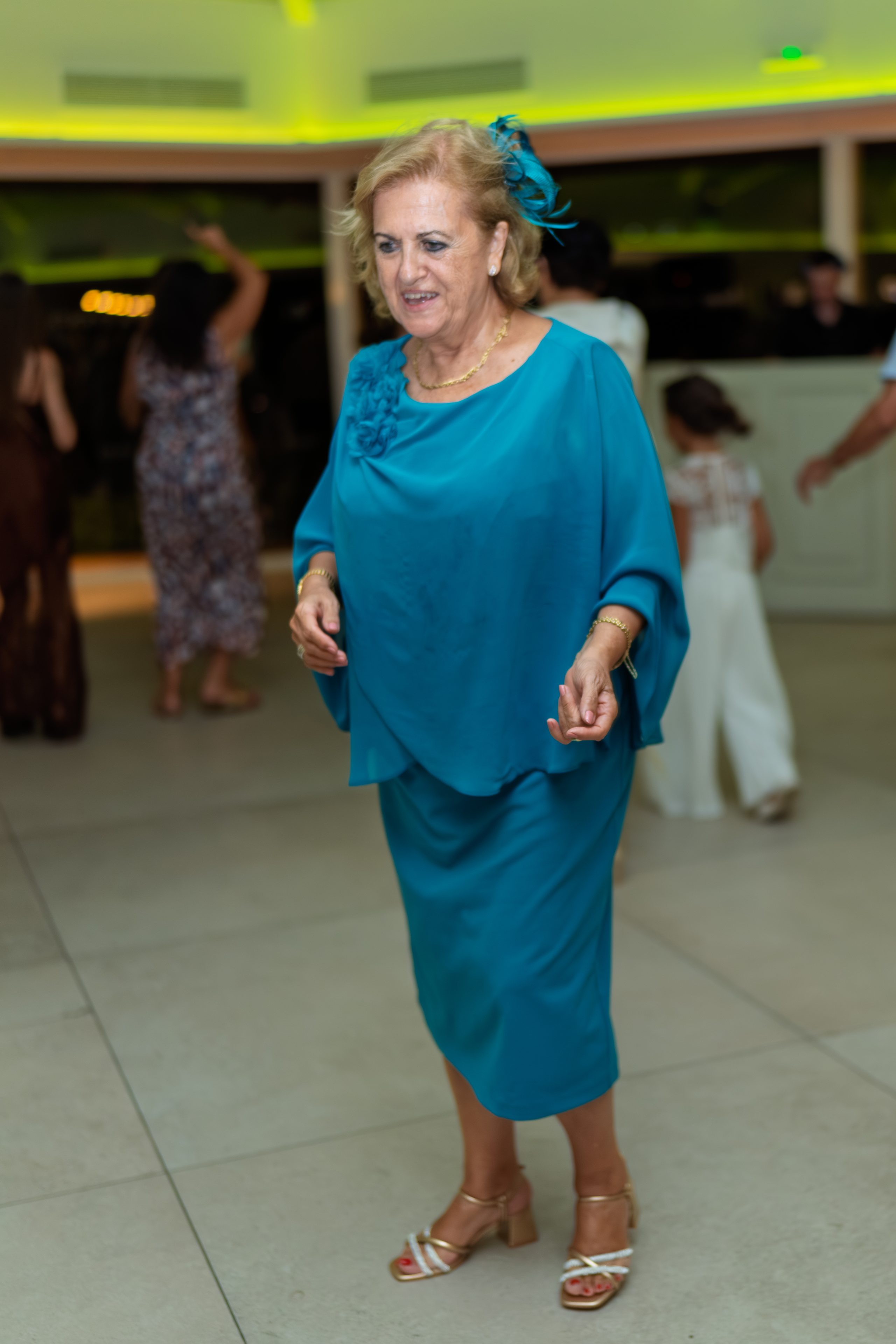 La mère du marié danse seule dans sa robe bleu-vert — Cortijo Bravo, Vélez-Málaga