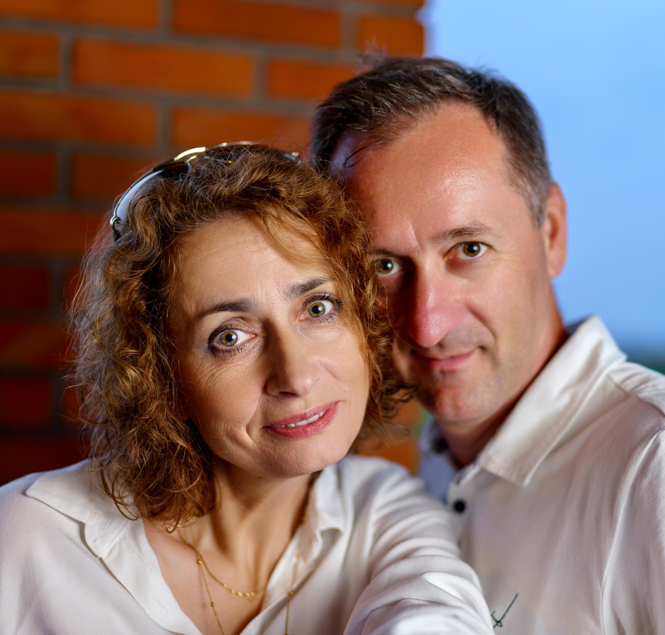 Portrait rapproché d'un couple joue contre joue regardant l'objectif