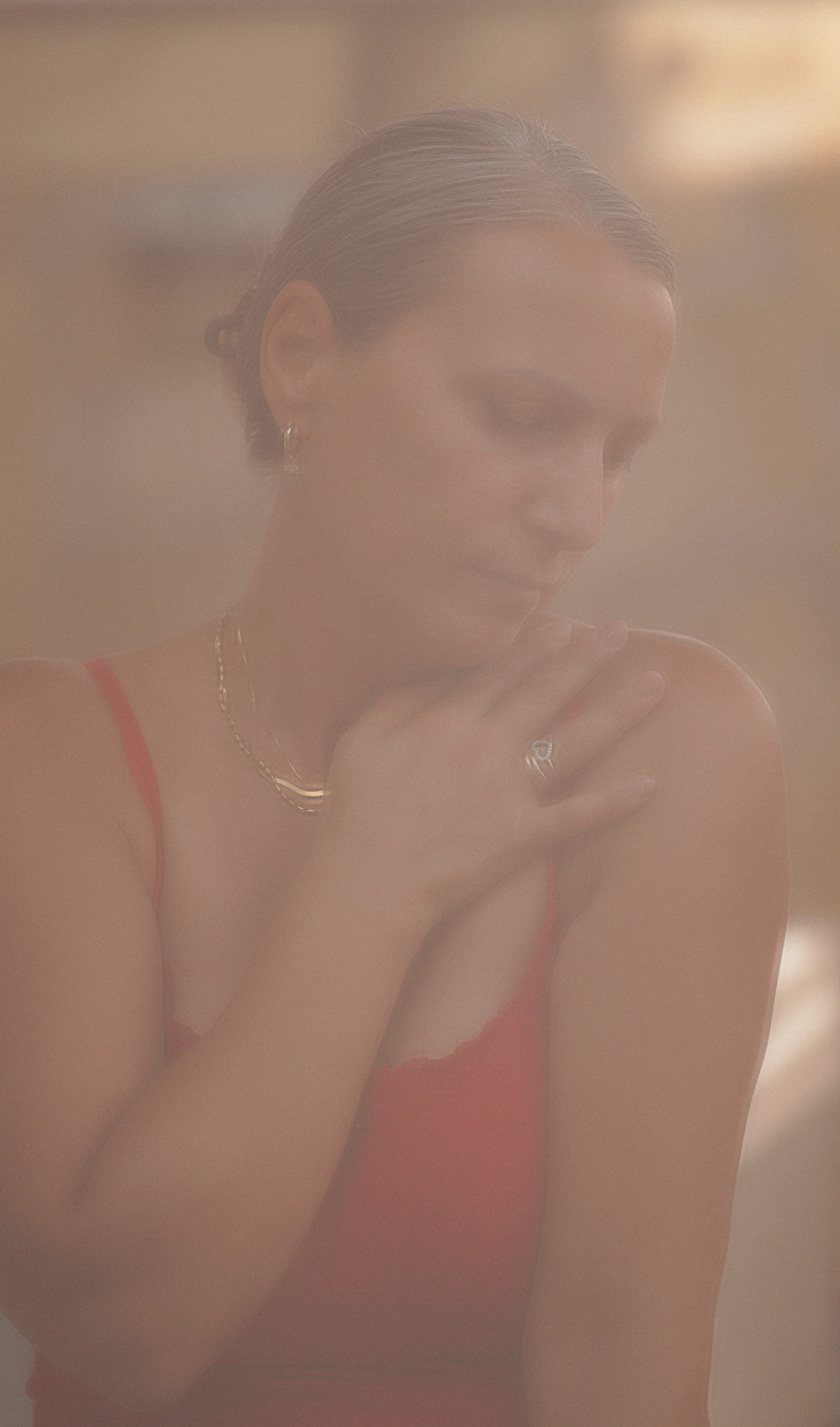 Zamglony portret kobiety z dłonią na ramieniu — La Herradura