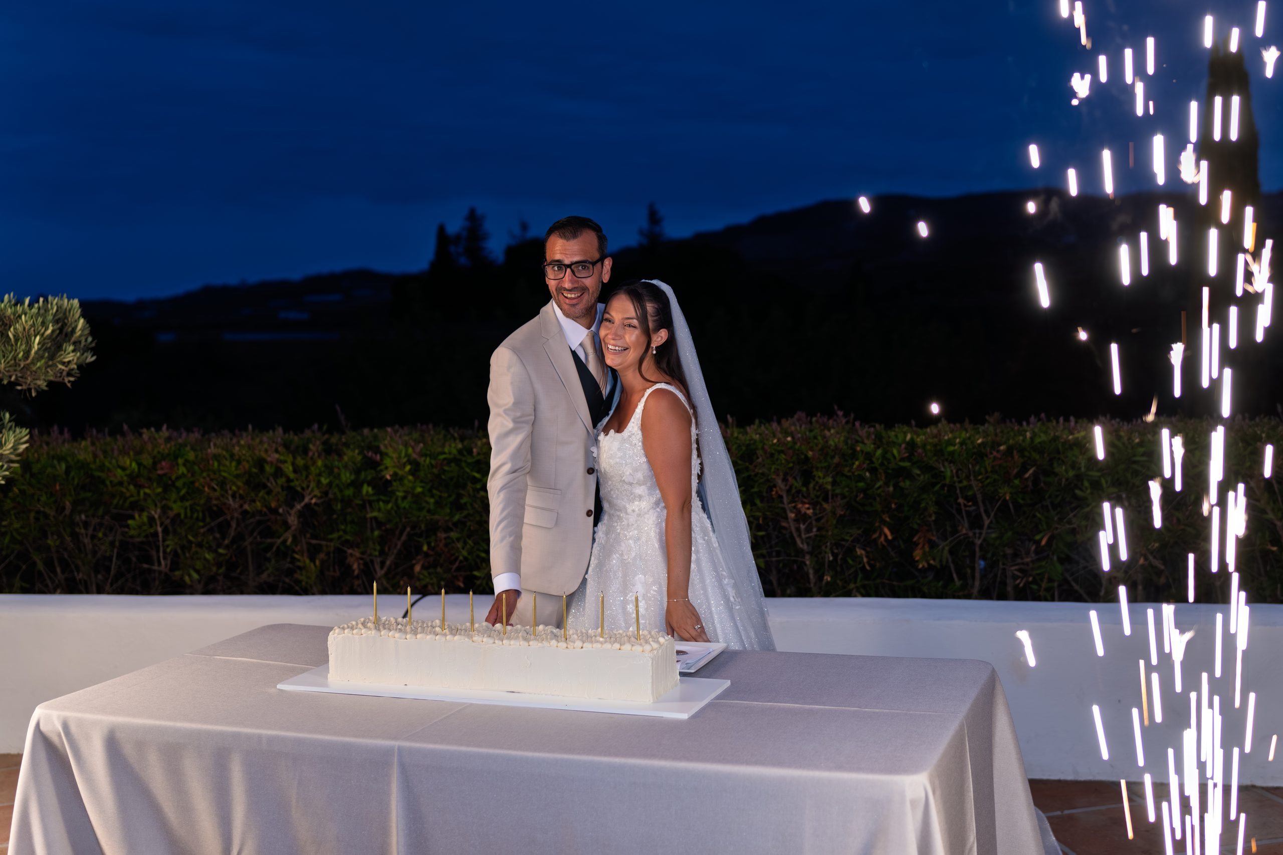 Los novios cortan la tarta junto a una fuente de chispas por la noche — Cortijo Bravo, Vélez-Málaga