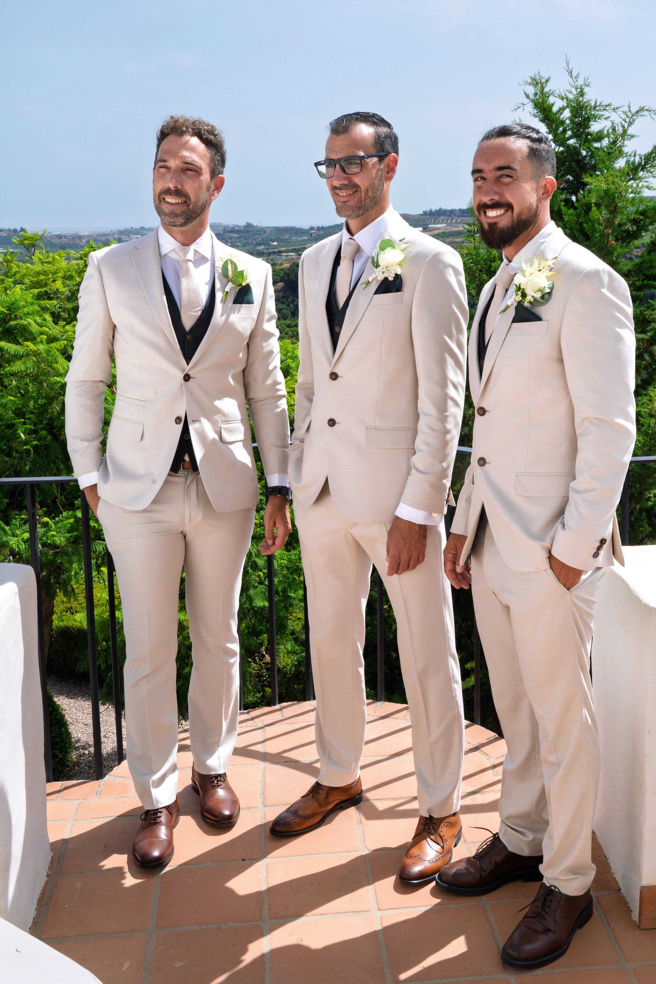 Le marié et ses témoins en costumes beiges sur une terrasse au-dessus de la vallée — Cortijo Bravo, Vélez-Málaga