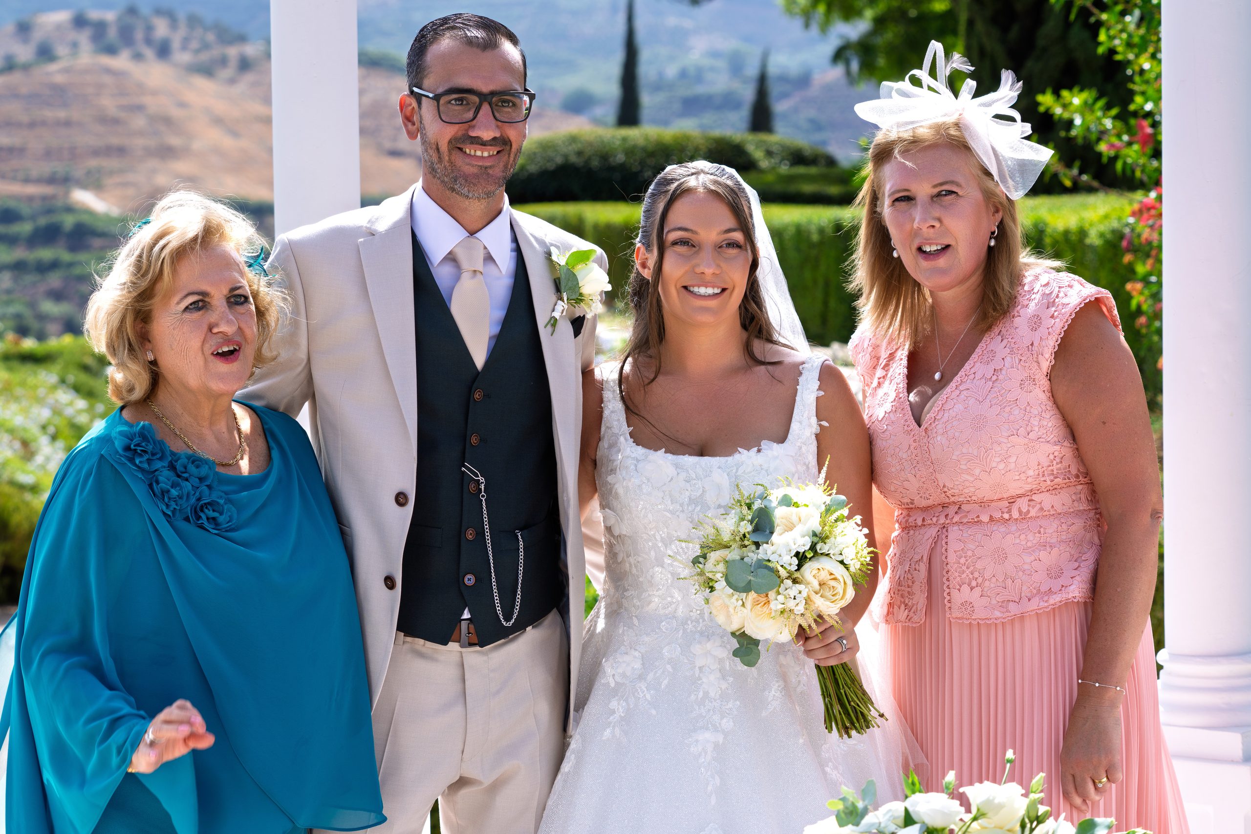 Les mariés avec leurs deux mères après la cérémonie — Cortijo Bravo, Vélez-Málaga