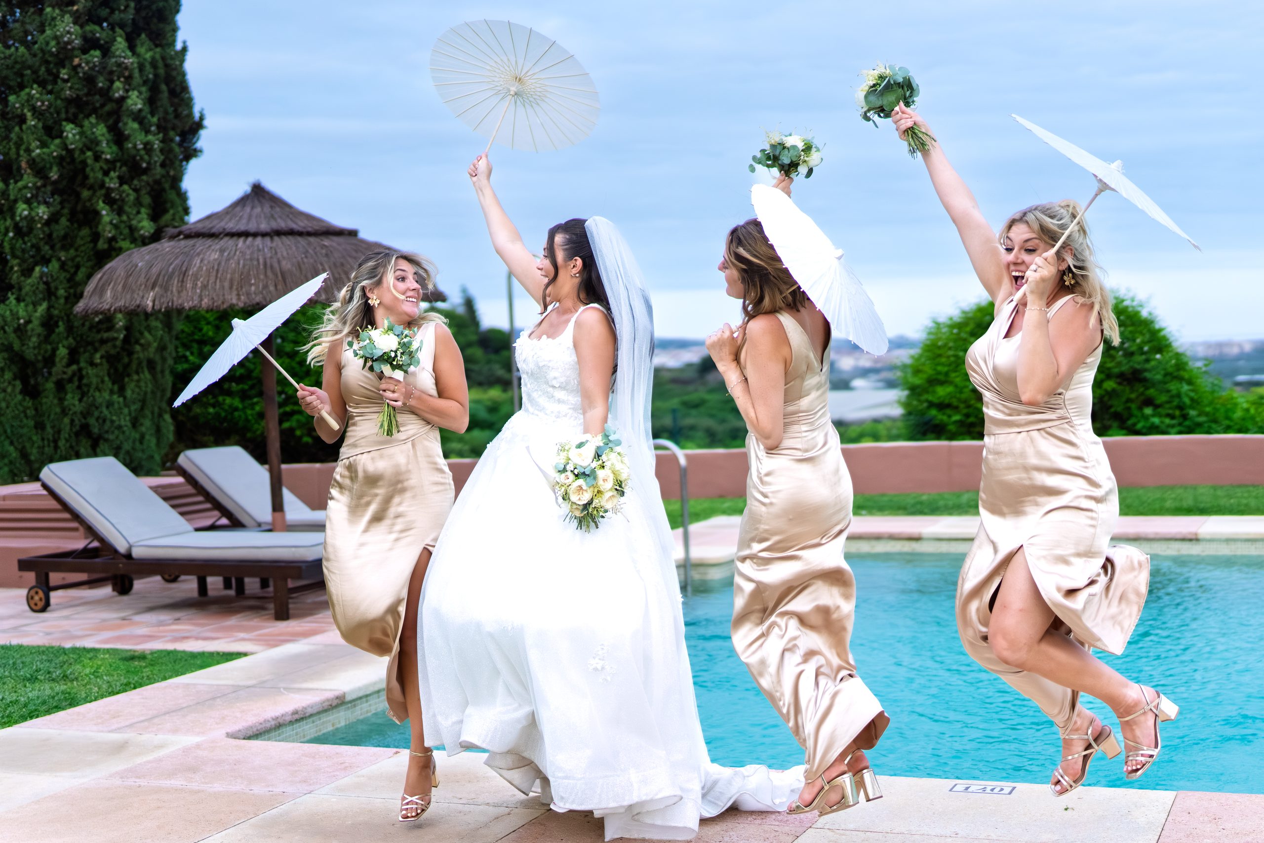 Novia y damas de honor saltando y celebrando junto a la piscina — Cortijo Bravo, Vélez-Málaga