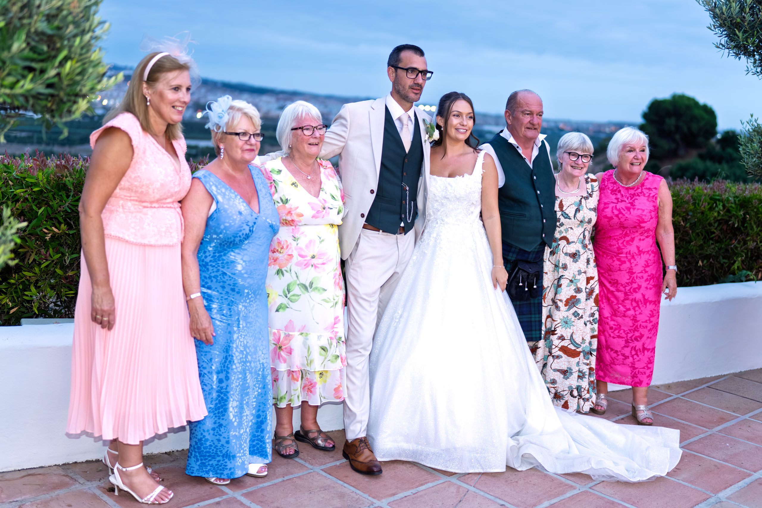 Les mariés avec les parents de la mariée et des invités sur la terrasse au crépuscule — Cortijo Bravo, Vélez-Málaga