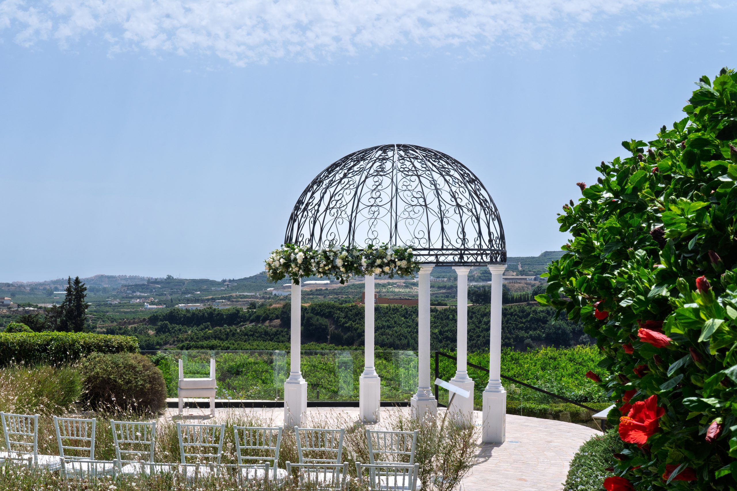 Templete de hierro blanco con flores para la ceremonia, sobre el valle verde — Cortijo Bravo, Vélez-Málaga