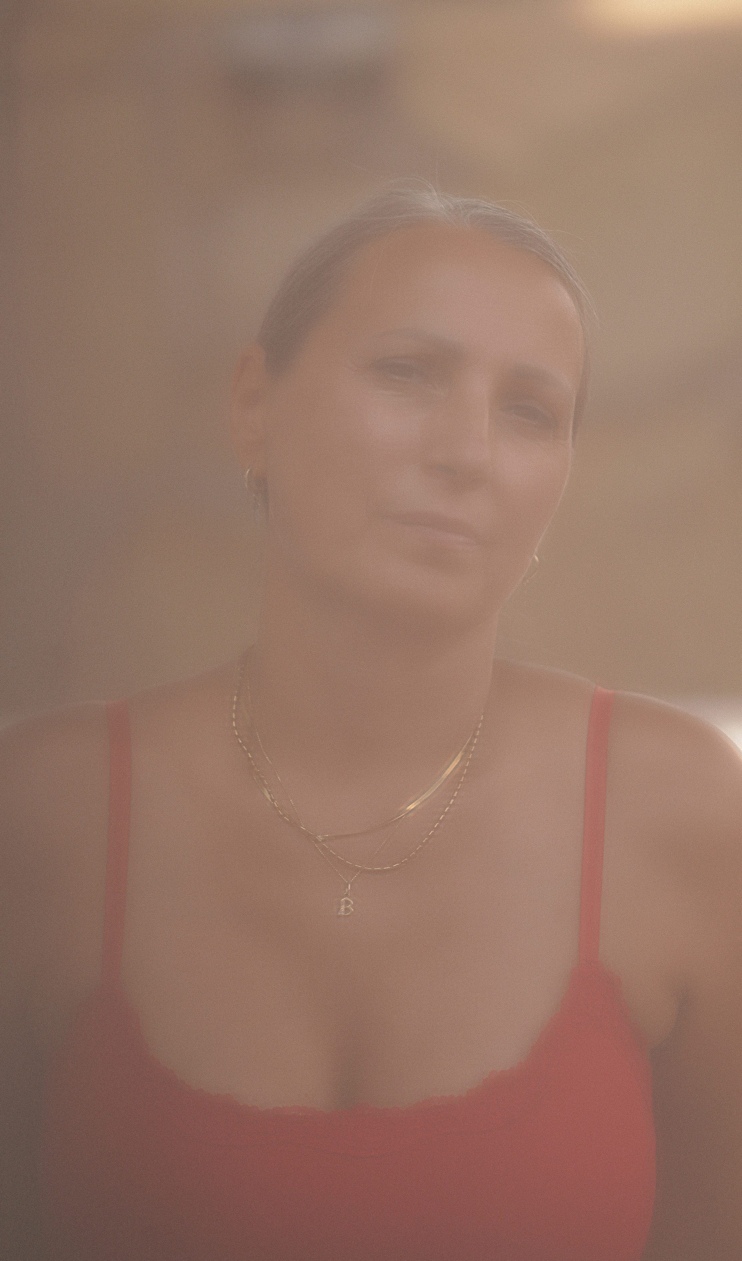 Miękki, marzycielski portret kobiety w czerwonym topie przez mgiełkę — La Herradura