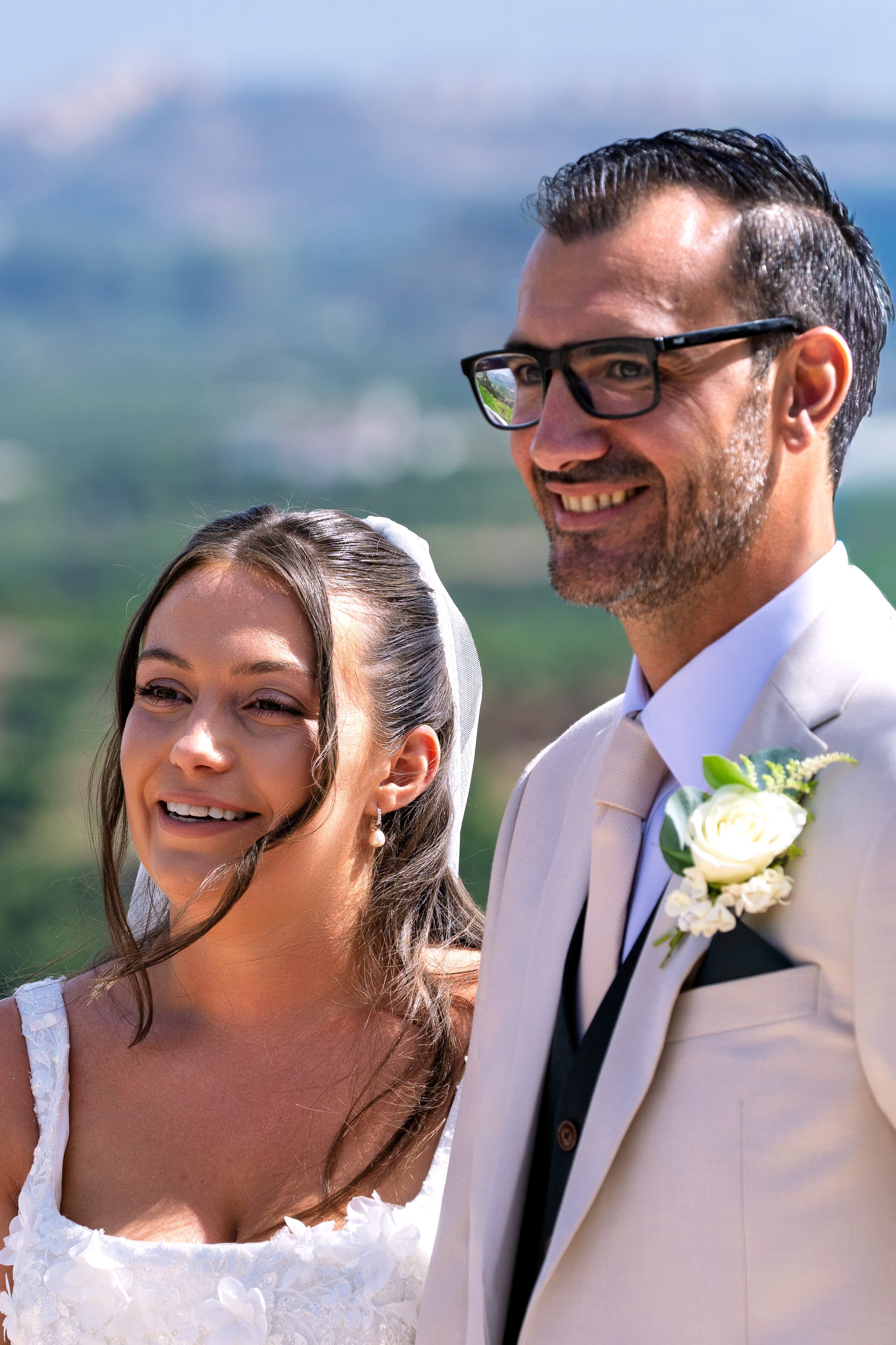 Bliski portret uśmiechniętych państwa młodych podczas ceremonii — Cortijo Bravo, Vélez-Málaga