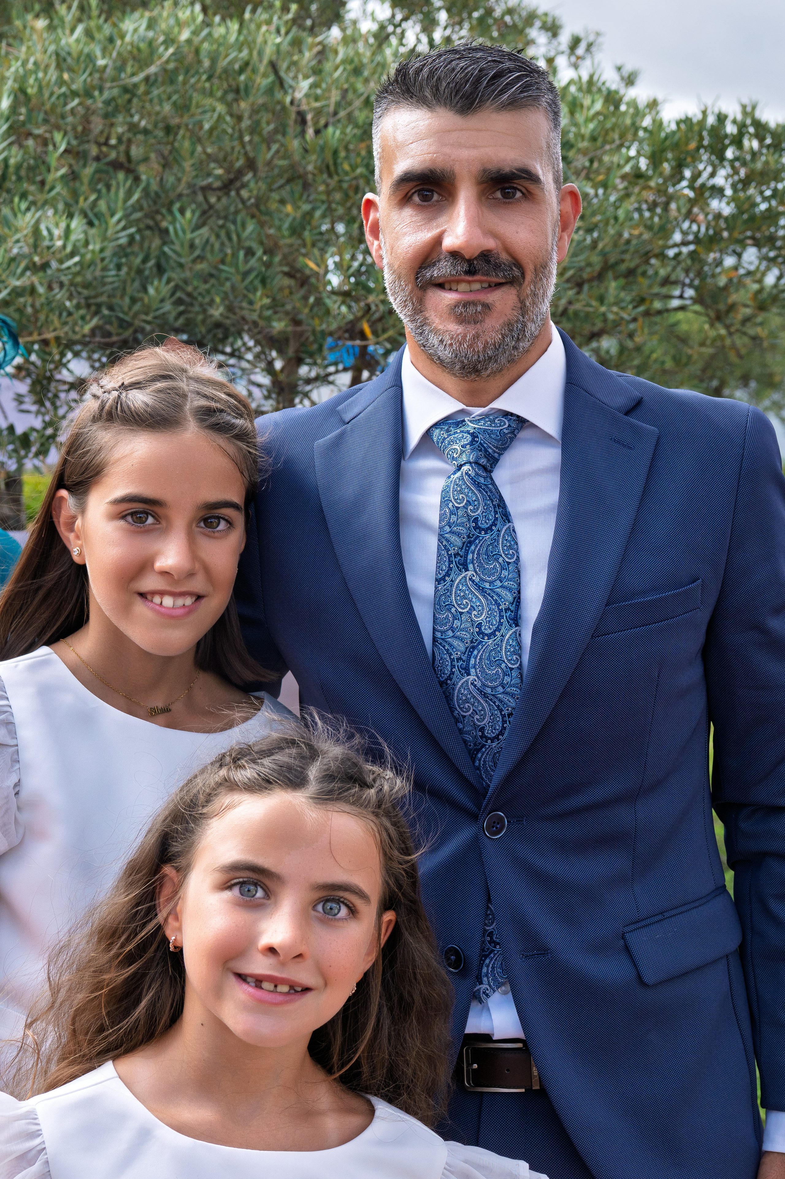 Gość z dwiema dziewczynkami uśmiecha się do aparatu — Cortijo Bravo, Vélez-Málaga